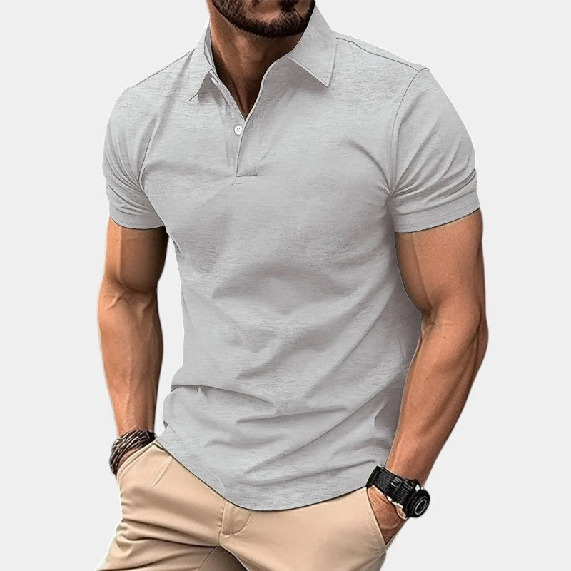 Allsidig herre polo med stilig knutedetalj ved midjen, perfekt for en casual og moderne sommerstil.