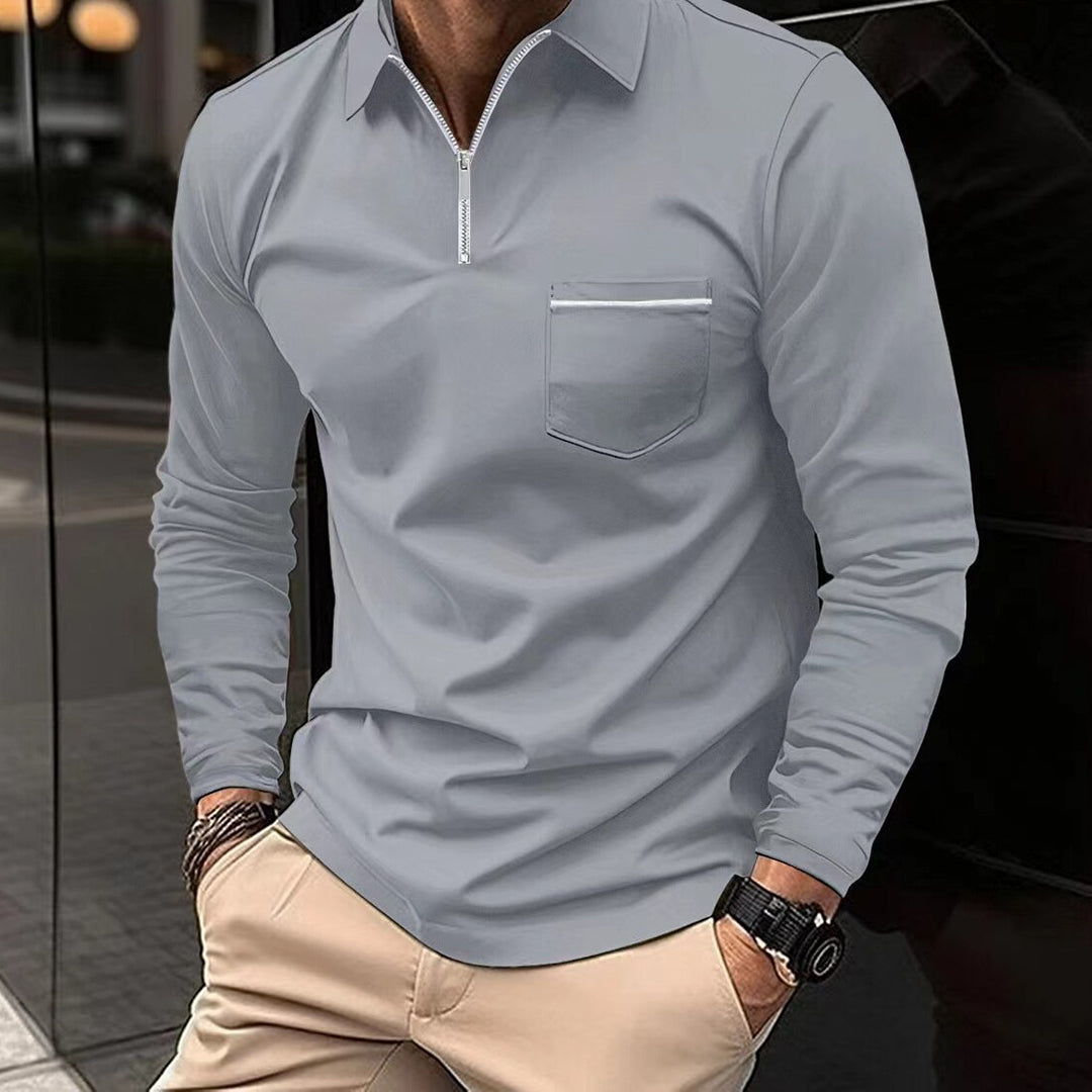 Komfortabel herre poloshirt, langermet med glidelås i halsen og brystlomme, maskinvaskbar.