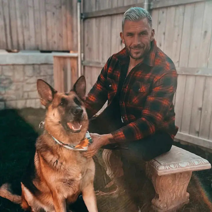 Elegant herre skjortejakke med klassisk rutemønster i blått og hvitt, lange ermer, bomull.