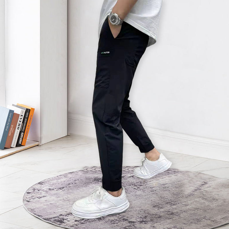 "Herre skinny cargo-bukser, høy stretch, flere lommer, svart farge, moderne design for stilfulle menn."