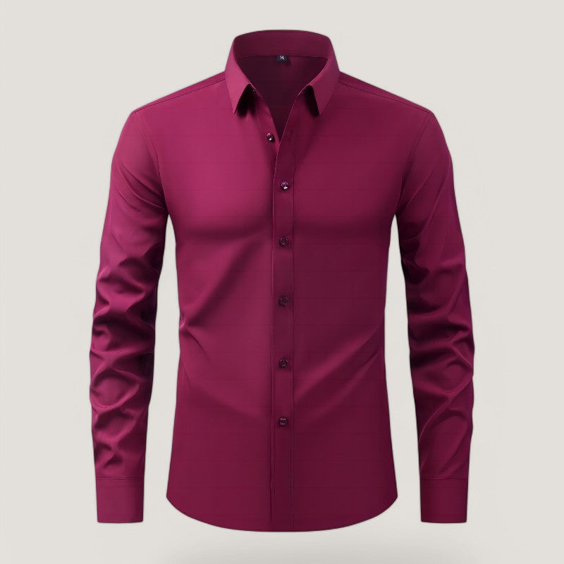 Mann utkledd i en mørkeblå slim-fit skjorte, som viser skjortens rynkefrie og elastiske egenskaper.