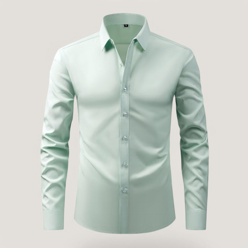 Detaljert bilde av mansjetten på en langermet herreskjorte, understreker den rynkefrie funksjonen.