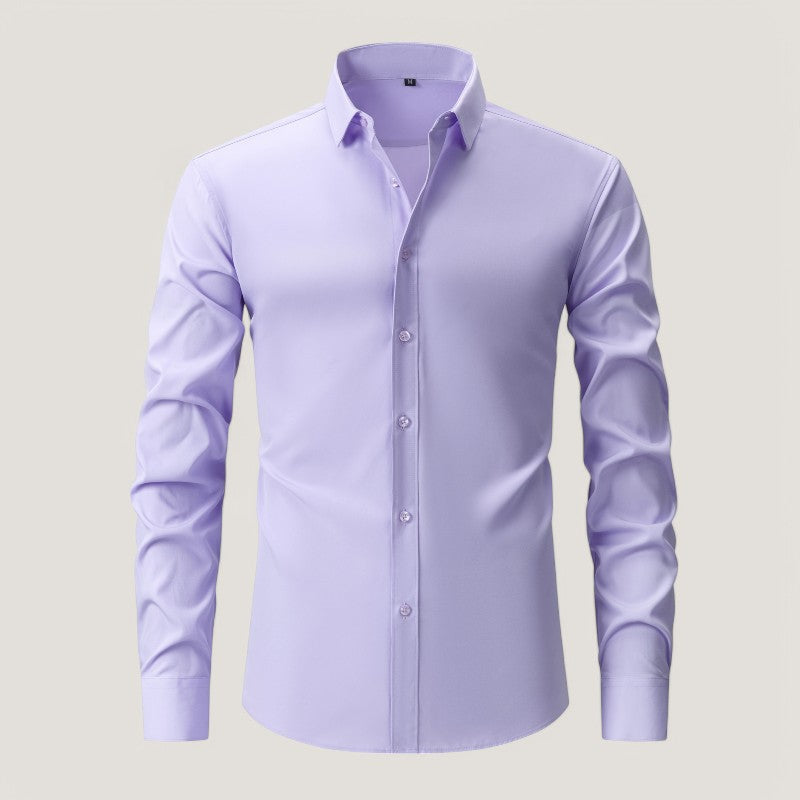 Herremodell i en elegant hvit, rynkefri slim-fit skjorte for arbeidsklær eller formelle anledninger.