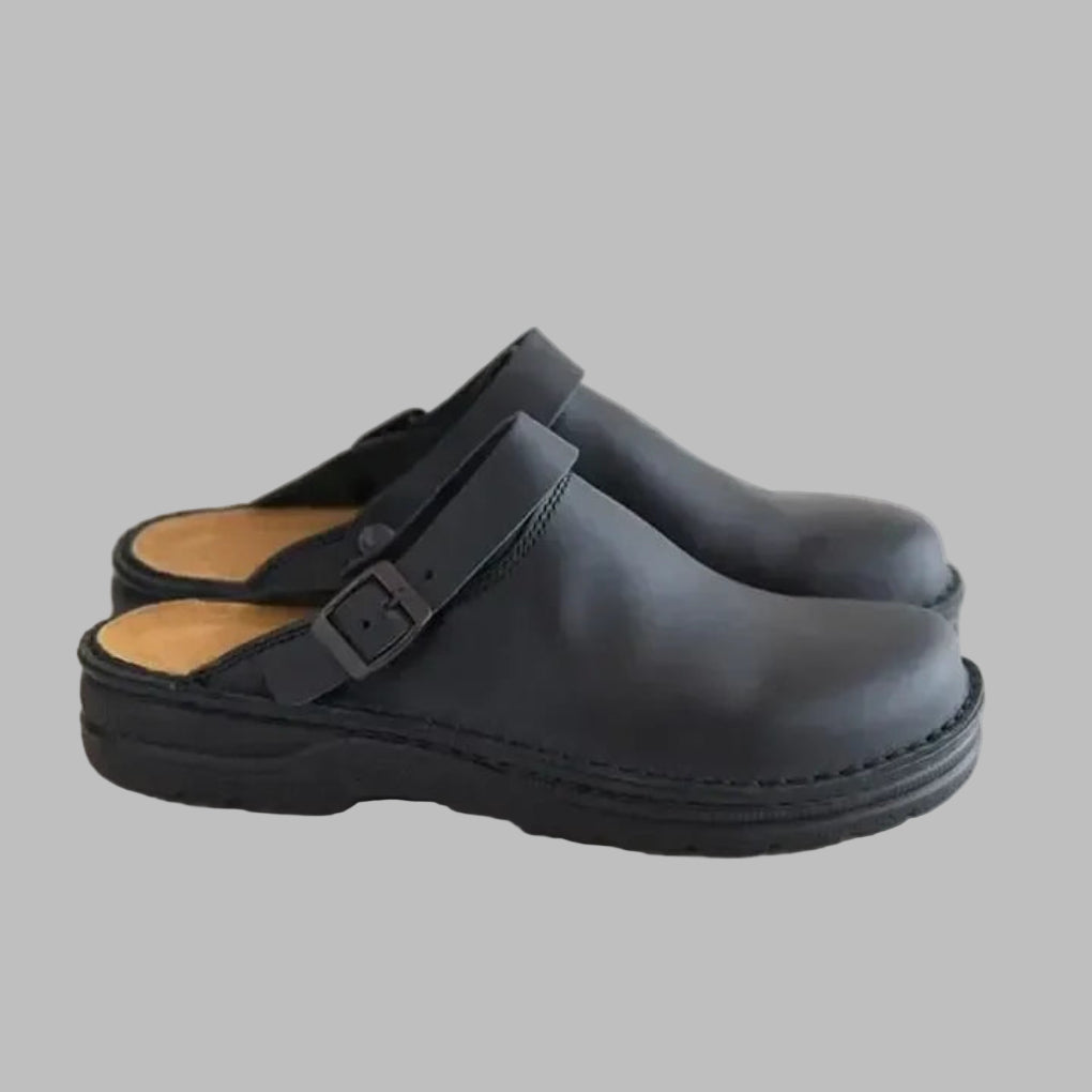 "Herre slip-on tresko i beige med slitesterk syntetisk overdel og komfortabel såle for enkel og stilfull bruk."