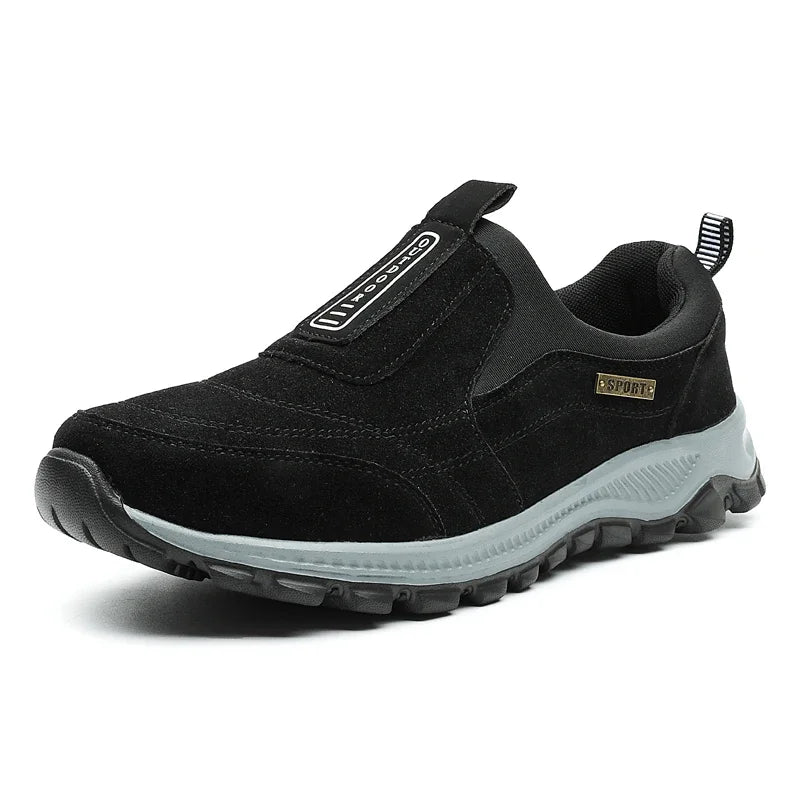 Mann går i komfortable slip-on tursko i semsket skinn på sti. Perfekt for utendørsaktiviteter.