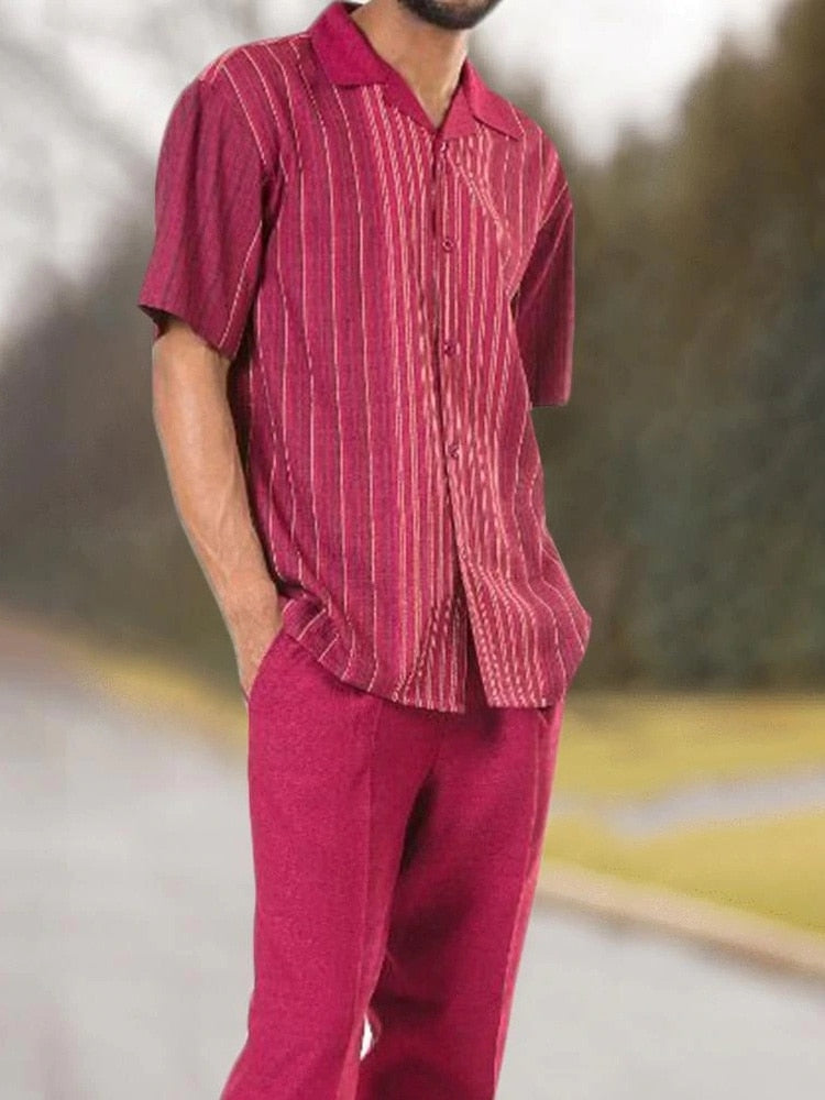 Trendsettende herre sommerantrekk: matchende shorts og skjorte for en komplett casual look.