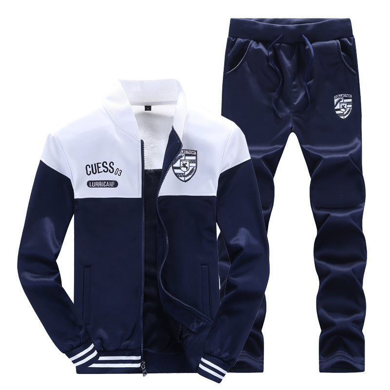 Herre sporty treningssett i baseball-look for aktivitet. Komfortabelt sett med jakke og bukse.