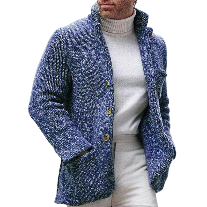 Herre strikket cardigan med chunky tekstur og varm ståkrage, perfekt for høst og vinter.