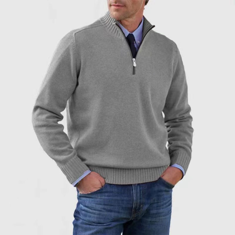 Mann iført en marineblå strikket genser med halv glidelås, casual stil, komfortabel for hverdagsbruk.