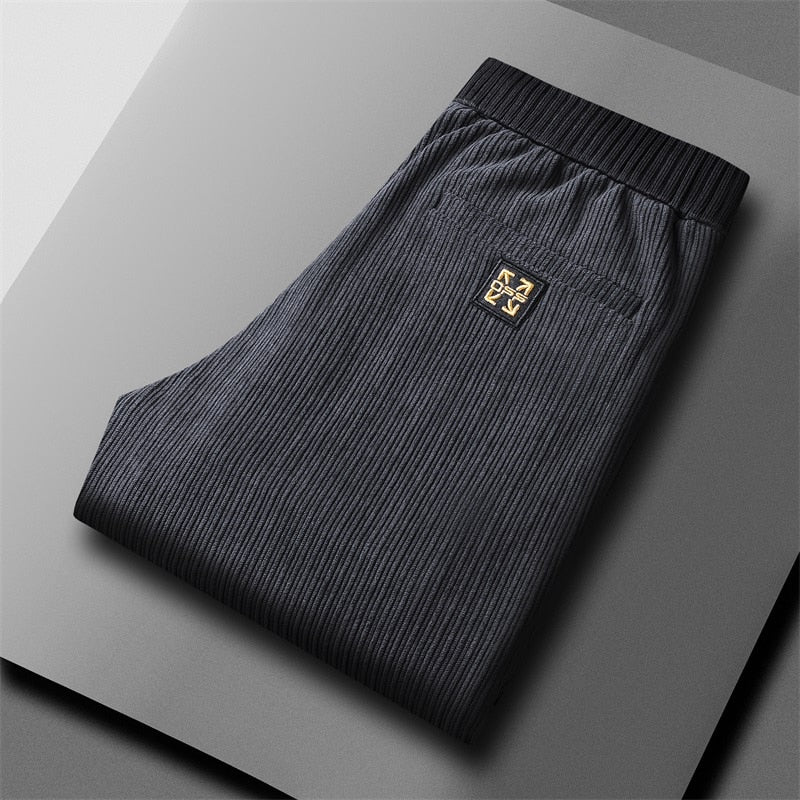 Menn i komfortable sweatpants med sømløs midje, viser avslappet passform for loungewear.