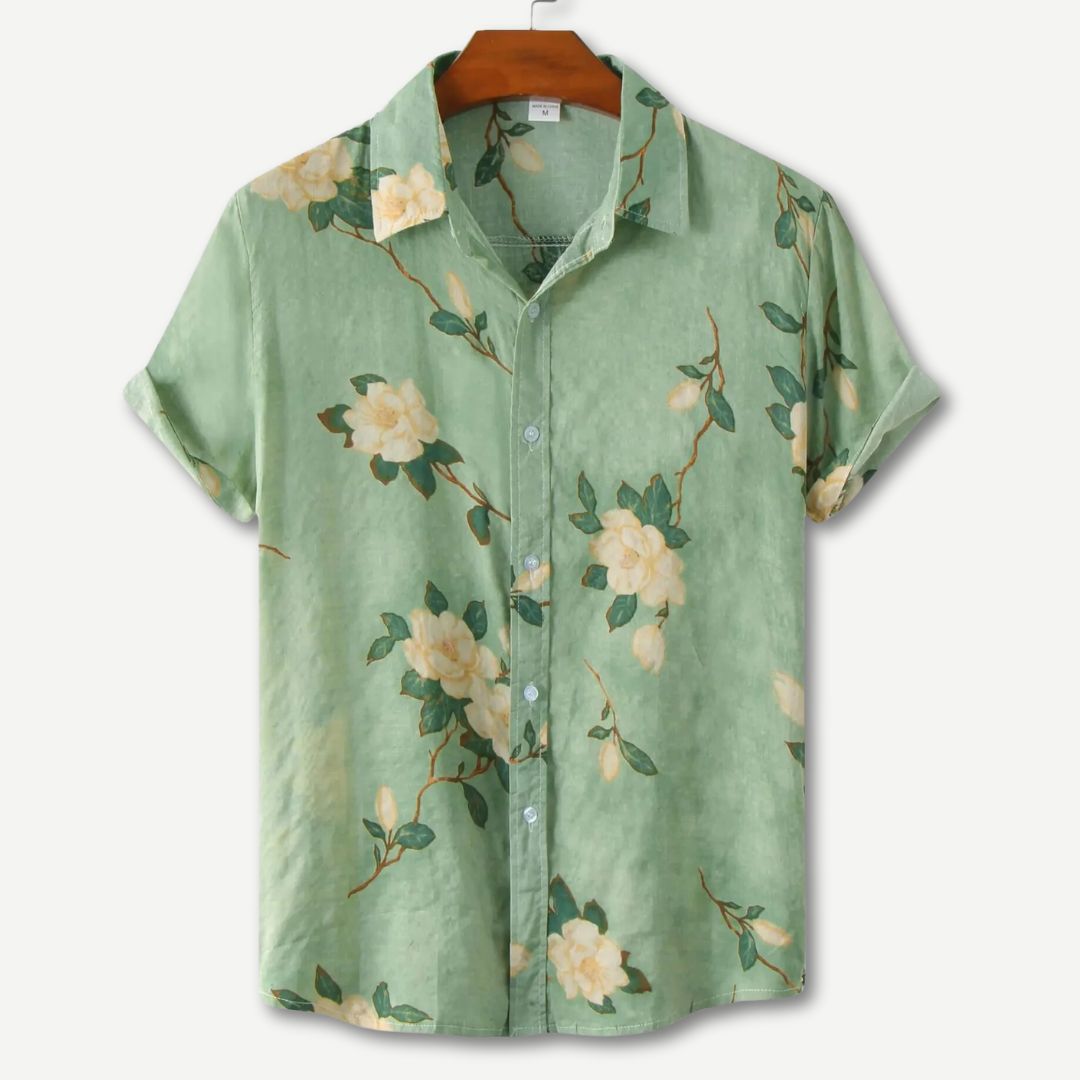 Stilfull herre t-skjorte i blomstret design. Komfortabel med klassisk krage, ideell for motebevisste menn.