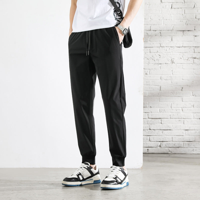 Herre tapered joggebukser med glidelåslommer, komfortable og fukttransporterende for trening og fritid.