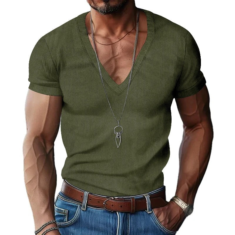 Trendy teksturert herre t-skjorte, V-hals og slim fit. Et must-have for stilren vår/sommer.