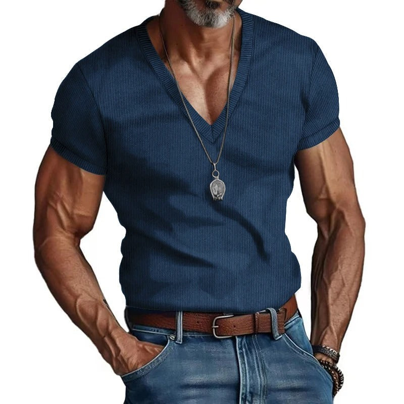 Kvalitets herre t-skjorte med tekstur, V-hals og slim fit design. Ideell for stilbevisste menn.