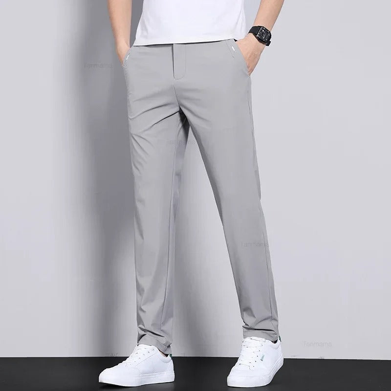 Komfortable, lette sommerbukser for menn i slim fit. Ideelle for varme dager.