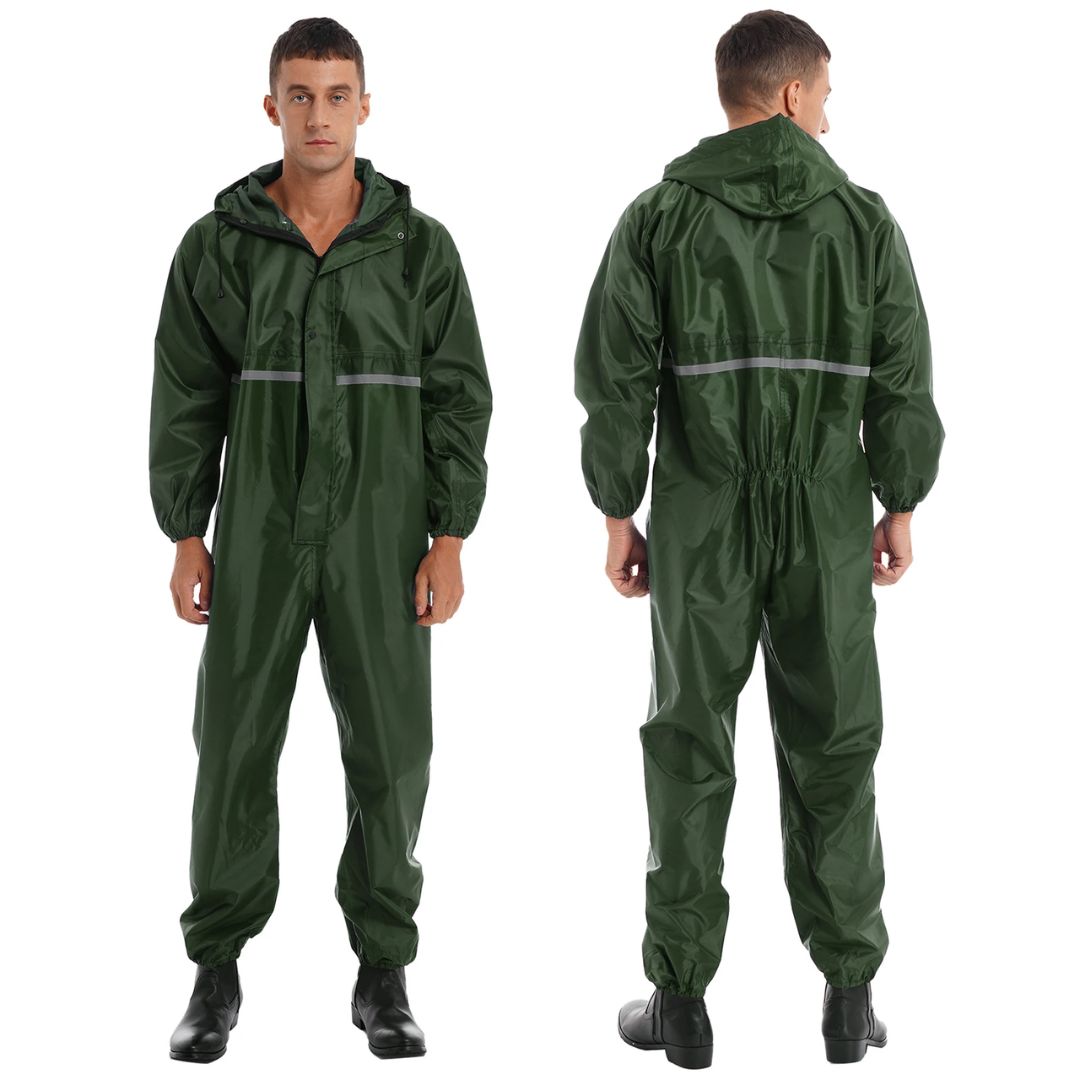 Mann i reflekterende sikkerhetsdress med hette, vanntett kjeledress for arbeid under krevende forhold.