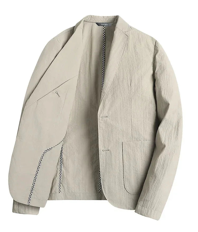 Nærbilde av herreblazer med elegante knapper og skreddersydd krage. Høy kvalitet og klassisk detalj.