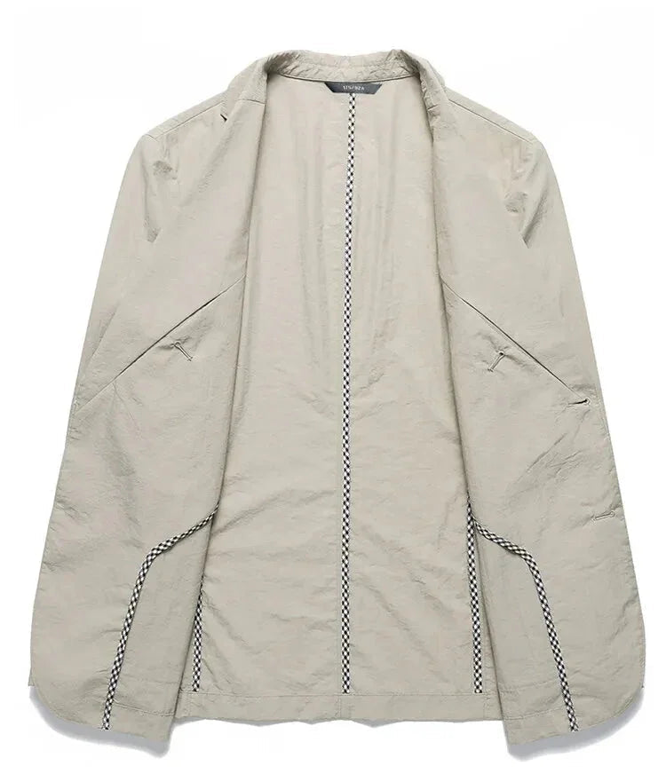 Herreblazer stylet med chinos for en smart uformell look. Allsidig og moderne herremote for enhver anledning.