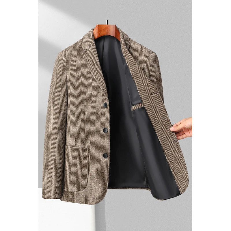 Klassisk herreblazer for menn med skreddersydd snitt og tidløst sillbensmønster. Passer til business og fest.