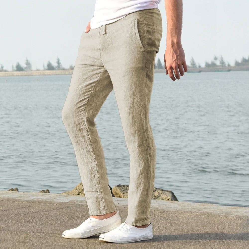 Sandfargede herrebukser i avslappet passform, perfekte for en behagelig sommerlook.