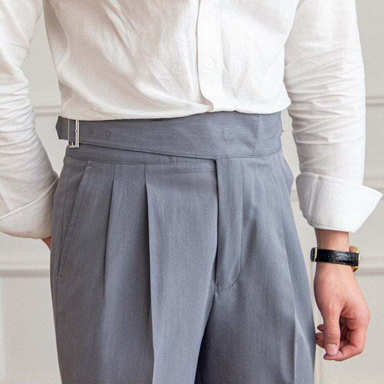 Komfortable høytliv herrebukser i ullblanding med plissert front, ideell for business casual stil.