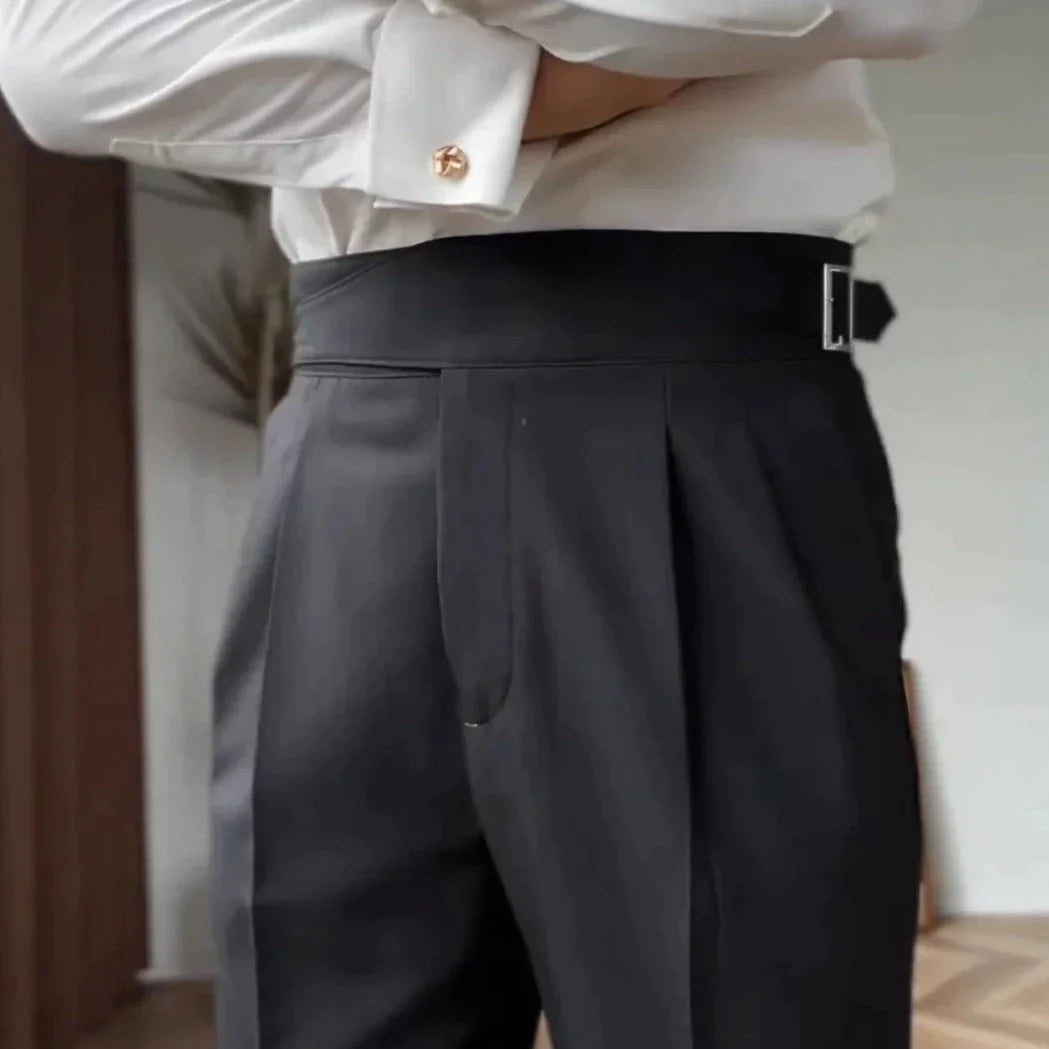 Klassisk dressbukse for herre, høytliv med plissert front. Skreddersydd, elegant og komfortabel.
