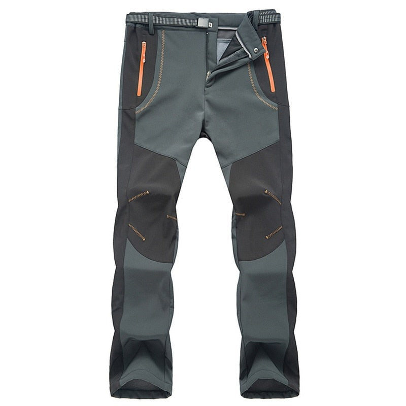 Nærbilde av stoffet på de vindtette herrebuksene, viser den vanntette kvaliteten.