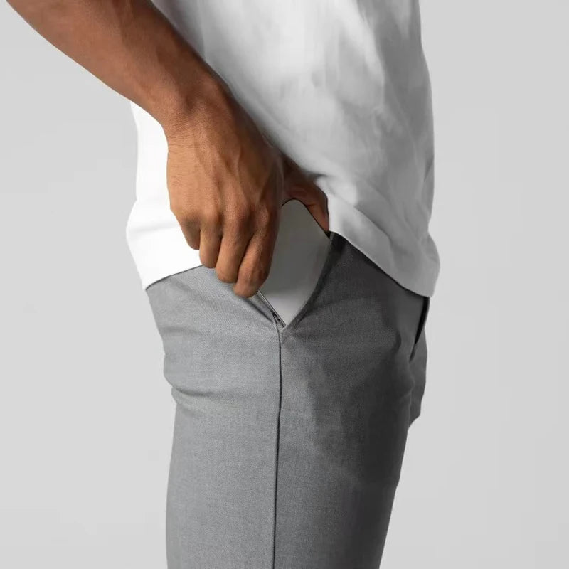 Klassiske herrechinos i moderne passform med stretch. En allsidig bukse for smartcasual og casual stil.