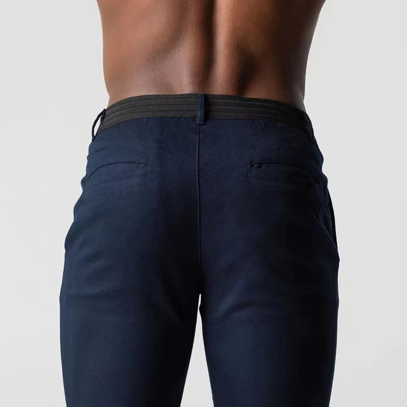 Moderne herrechinos med stretch og slank passform, designet for komfort og stil. Nøkkelplagg i garderoben.
