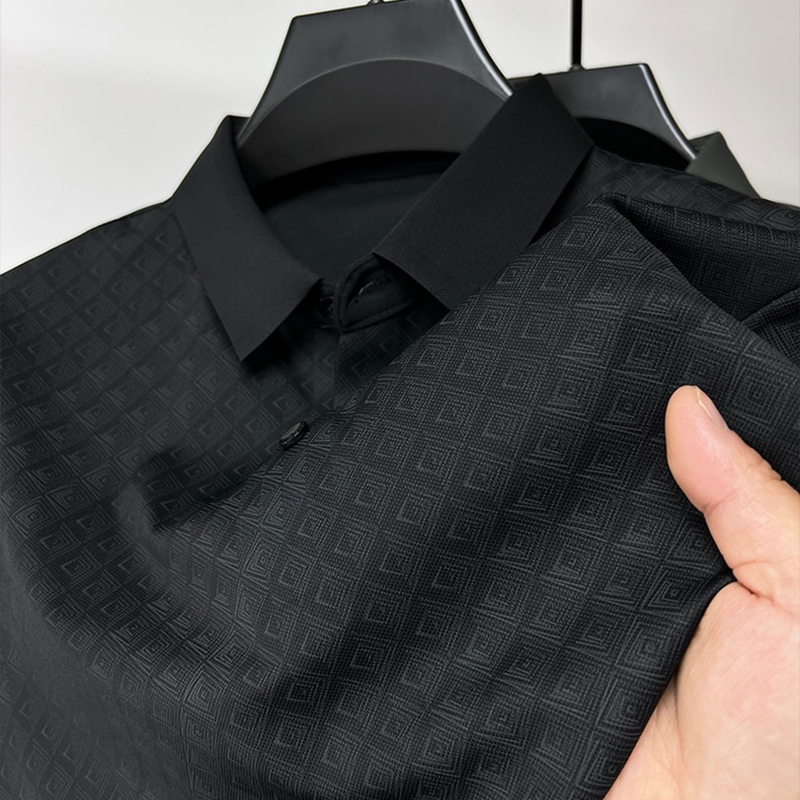 Stilren nanosilk herrepolo med klassisk krage, ideell for jobb og fritid.