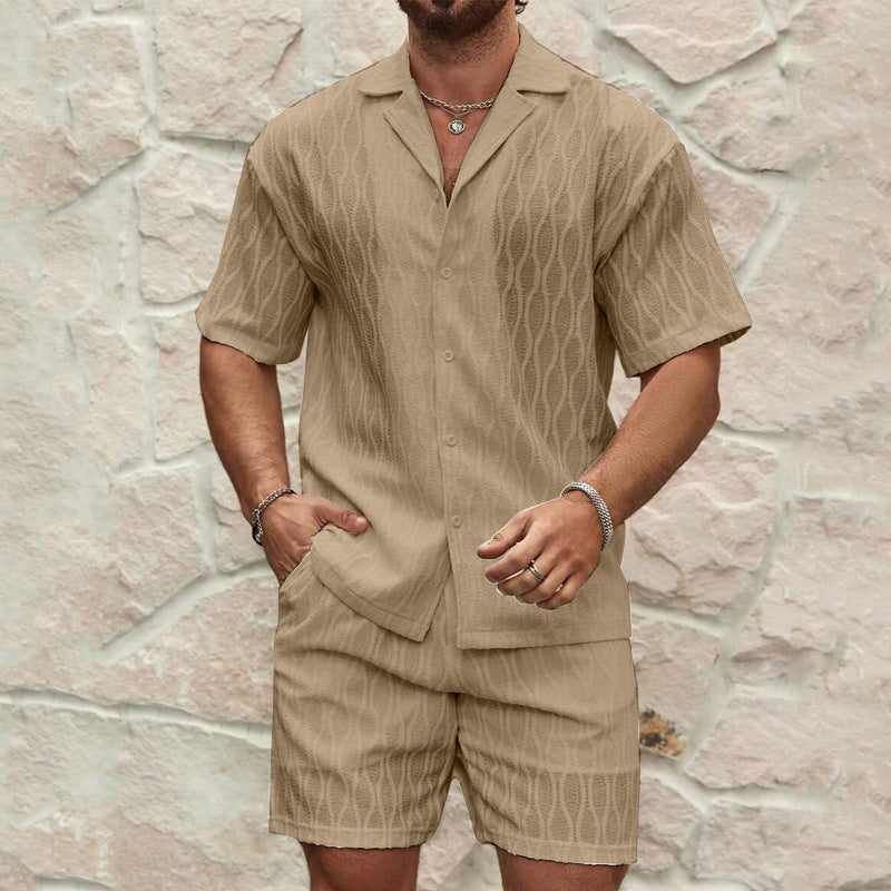 Stilig herre sommerantrekk: kortermet skjorte og shorts i matchende design, perfekt for en avslappet look.