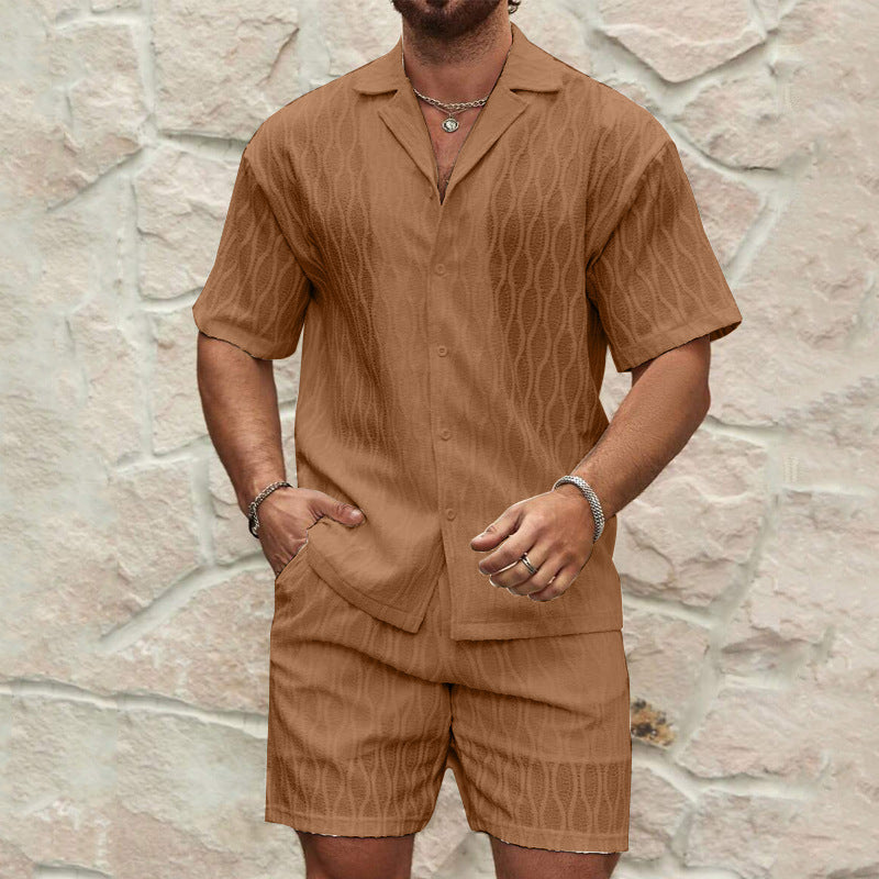 Sommerlig herresett med kortermet skjorte og shorts. Et todelt antrekk for strand, ferie og uformelle anledninger.