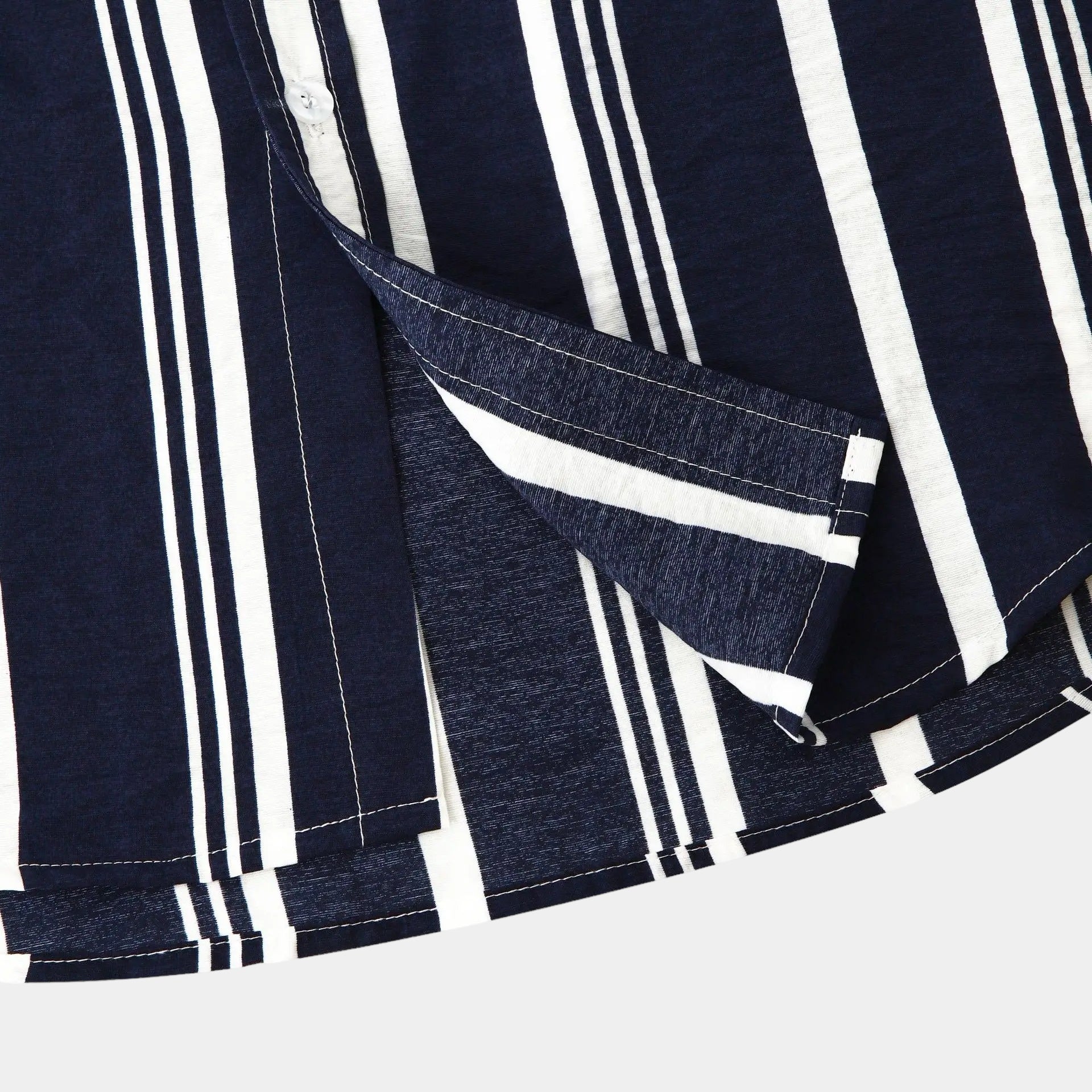 Komfortabel stripete herreskjorte i tidløs klassisk stil. Elegant for menn til sommer og fest.