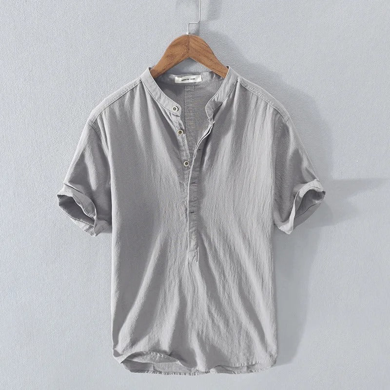 Mann iført elegant, avslappet herreskjorte i linblanding. Perfekt for komfortabel og pustende casual sommerstil.