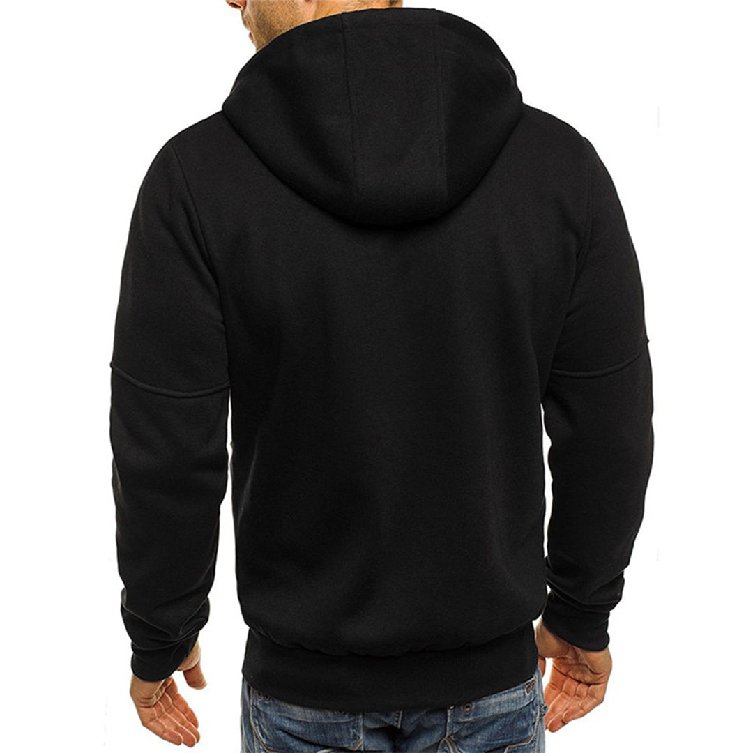Detaljbilde av glidelås og hette på en komfortabel herresweater i flerfarget design.
