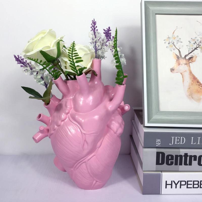Moderne hjerteformet vase, miljøvennlig harpiks, perfekt for romantisk interiørdekorasjon
