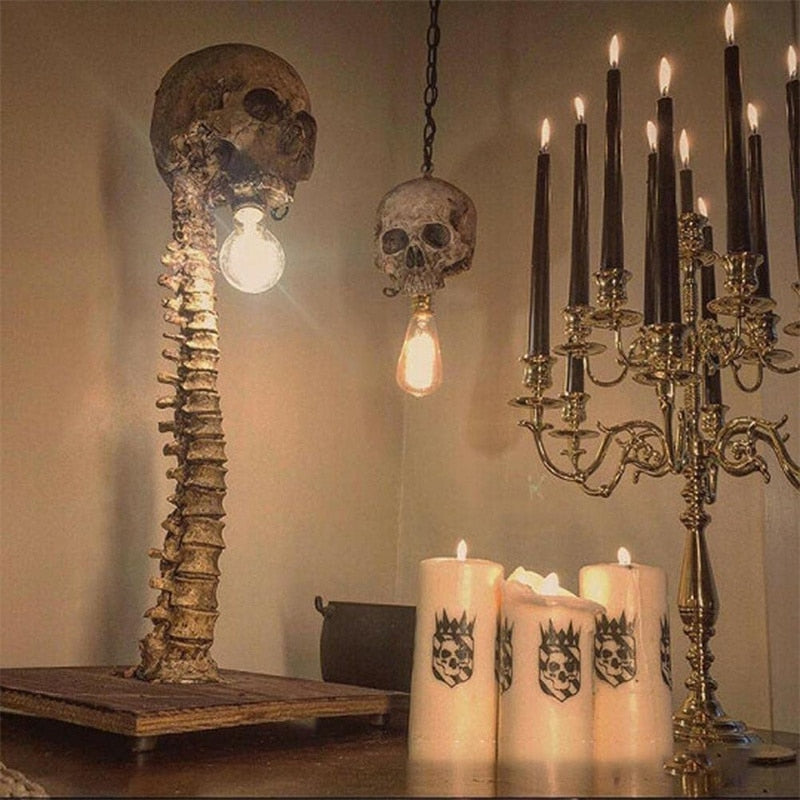 Uhyggelig LED hodeskallelampe med ryggrad; ideell Halloween dekorasjon for innendørs bruk.