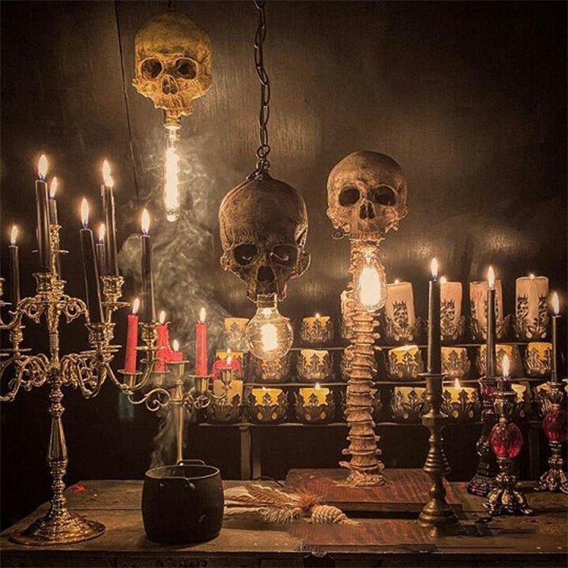 Dramatisk hodeskallelampe med lys i ryggraden. Unikt valg for Halloween og skrekkdekorasjon.