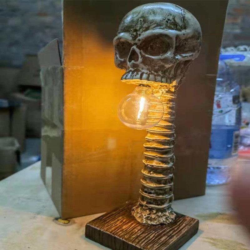 Detaljert hodeskallelampe med lysende ryggrad. Uhyggelig og unik innendørs dekorasjon for temafest.