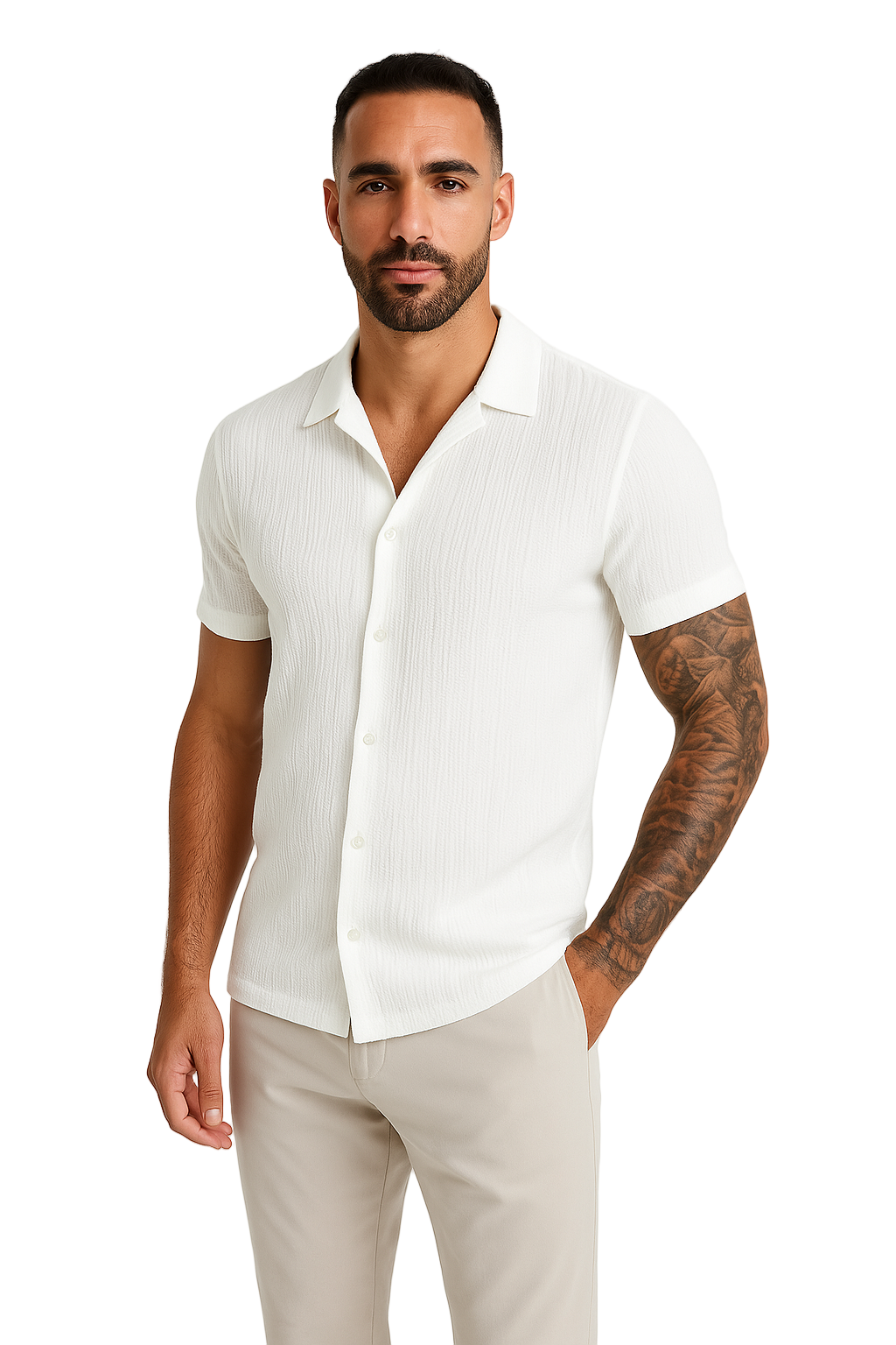 Hvit herreskjorte med korte ermer i løs passform. Komfortabel casual button-down sommerskjorte for fritid.