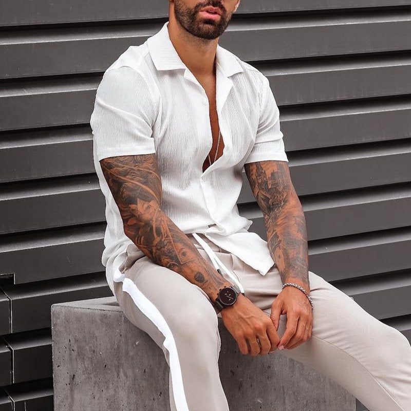 Stilig kortermet herreskjorte med løs passform. Allsidig hvit casual button-down, perfekt for vår- og sommermote.