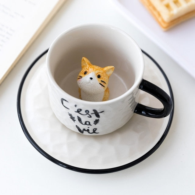 Stilrent kaffekrus av høy kvalitet med artig skjult 3D kattefigur. En overraskelse for katteentusiaster.