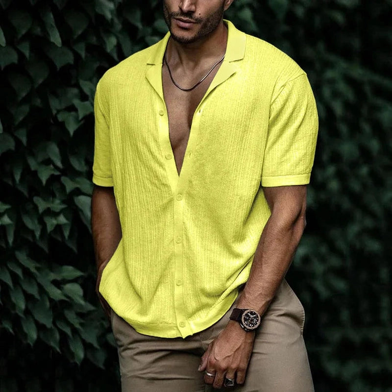 Stilfull herre i linskjorte og shorts. Komfortabel, lett sommerskjorte for casual fritid.