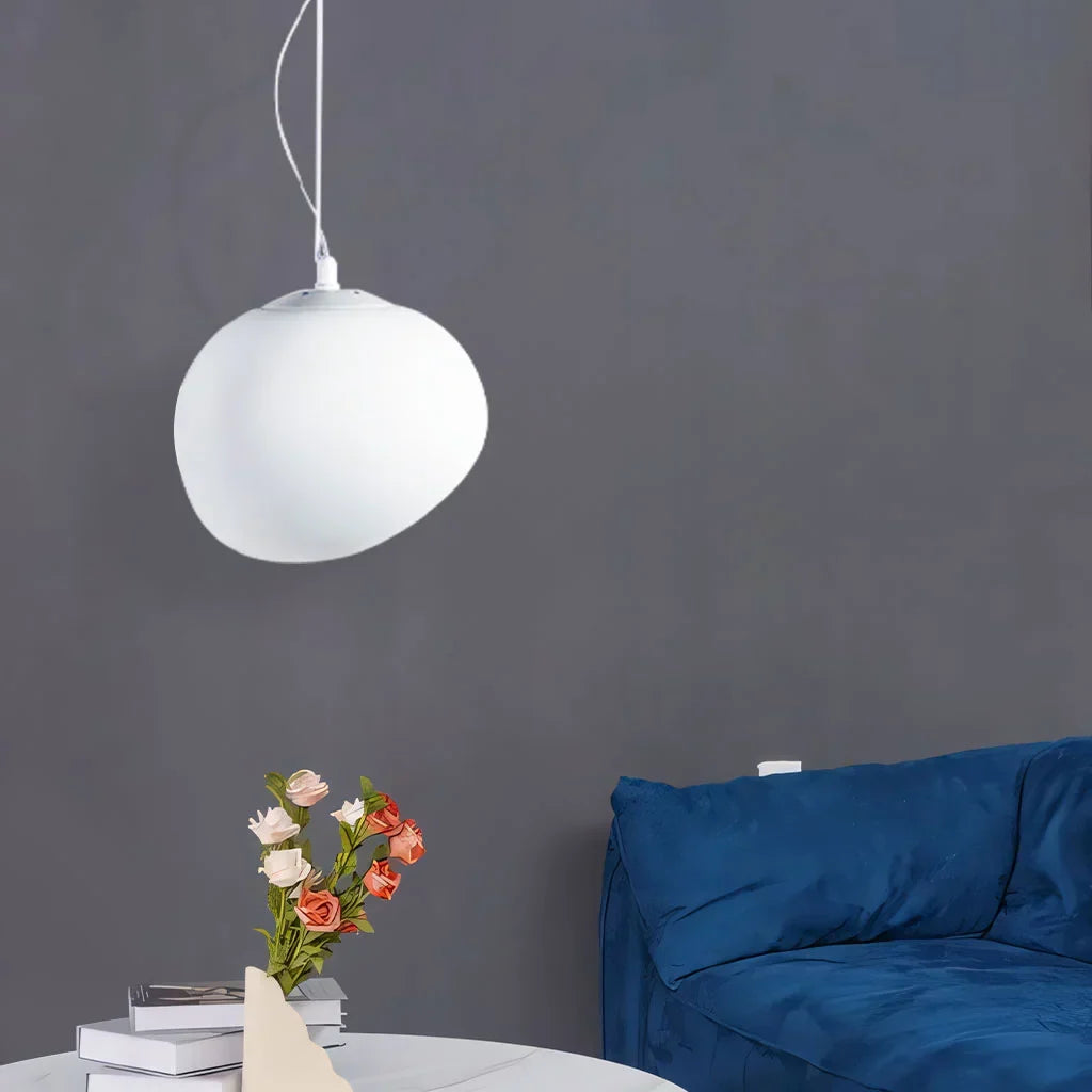 "Hvit pendellampe med minimalistisk design og frostet glass, ideell for stue og spisebord, gir varm atmosfære."
