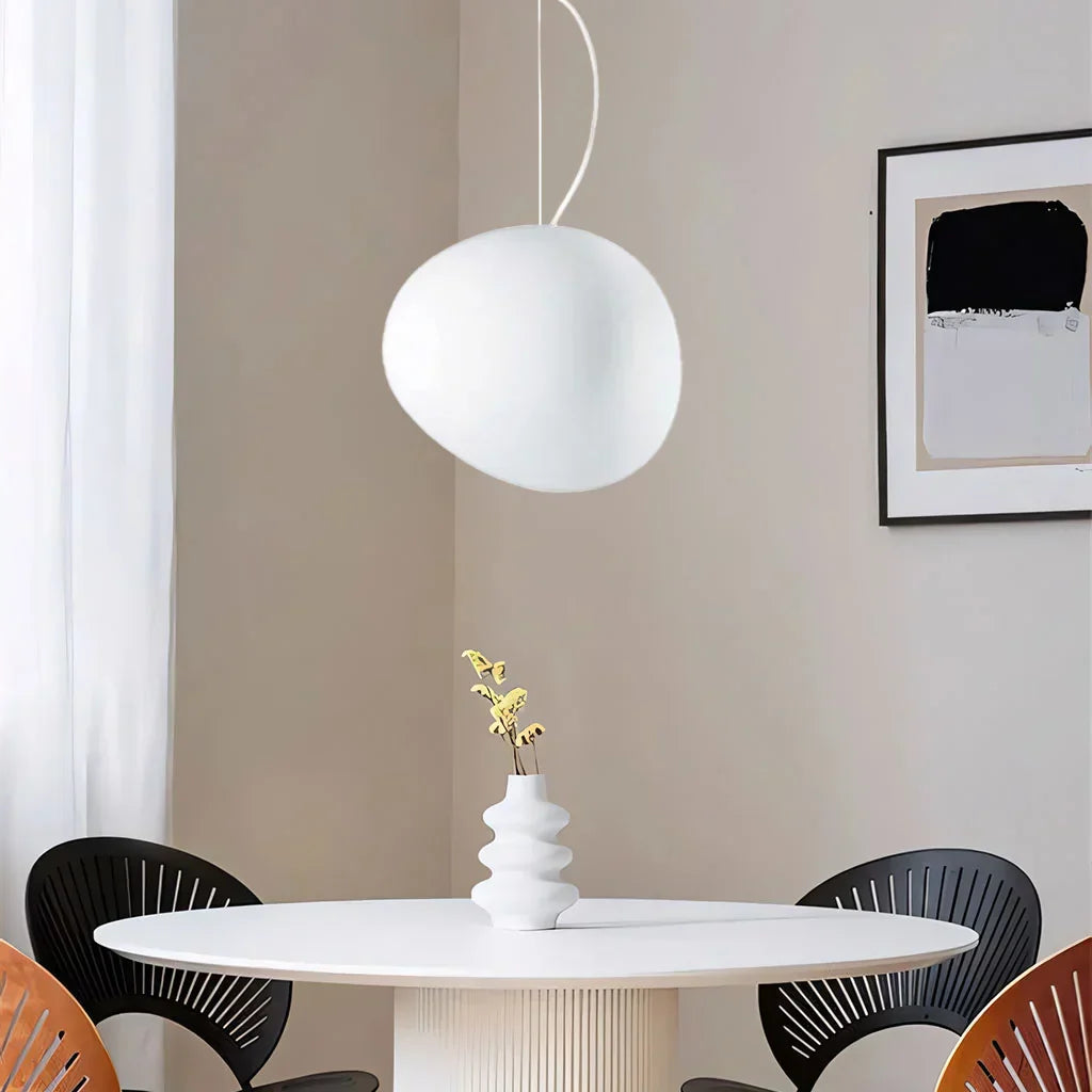 "Hvit pendellampe med minimalistisk design og frostet glass, ideell for stue og spisebord, gir varm atmosfære."