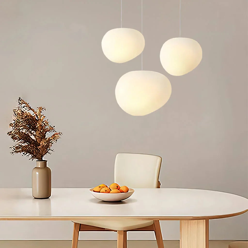 "Hvit pendellampe med minimalistisk design og frostet glass, ideell for stue og spisebord, gir varm atmosfære."