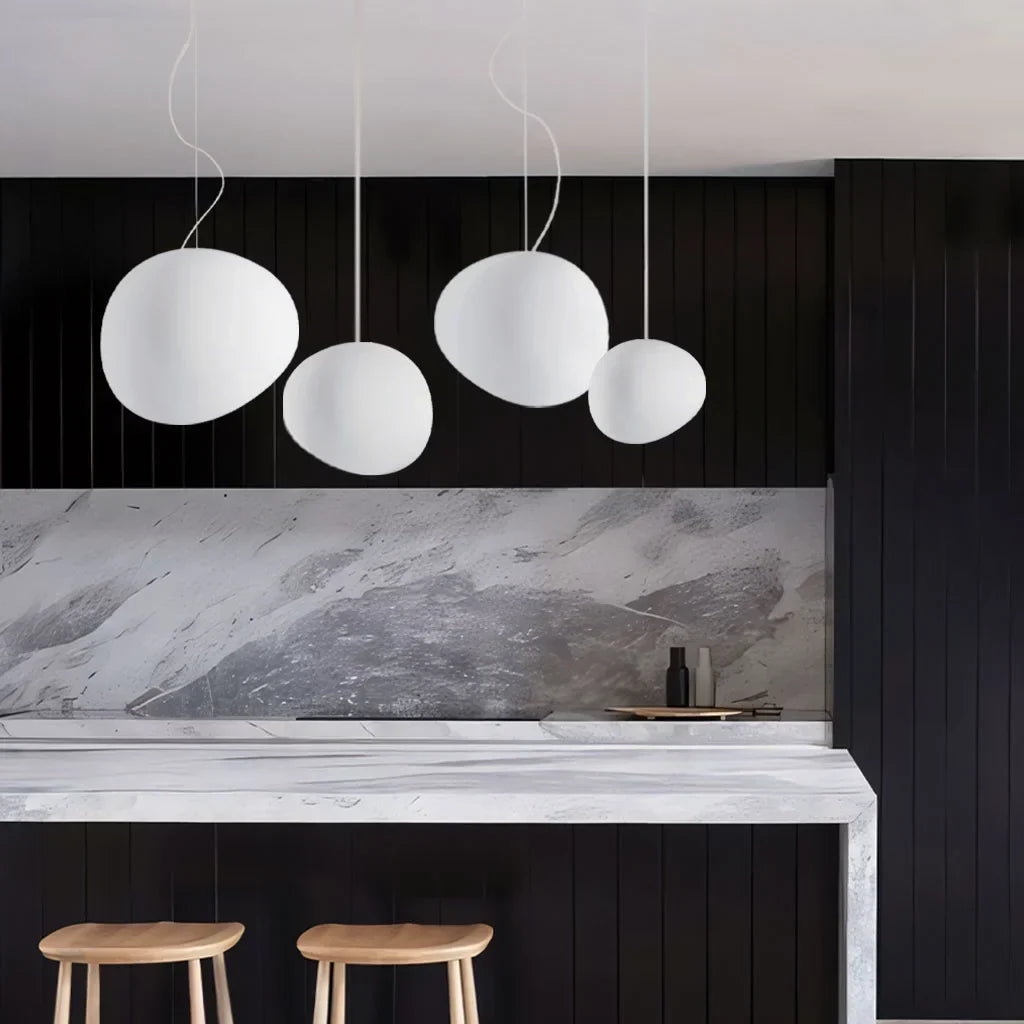 "Hvit pendellampe med minimalistisk design og frostet glass, ideell for stue og spisebord, gir varm atmosfære."