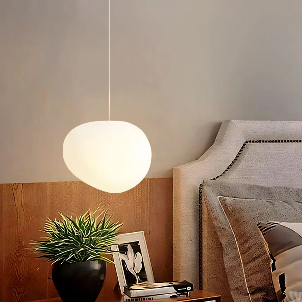 "Hvit pendellampe med minimalistisk design og frostet glass, ideell for stue og spisebord, gir varm atmosfære."