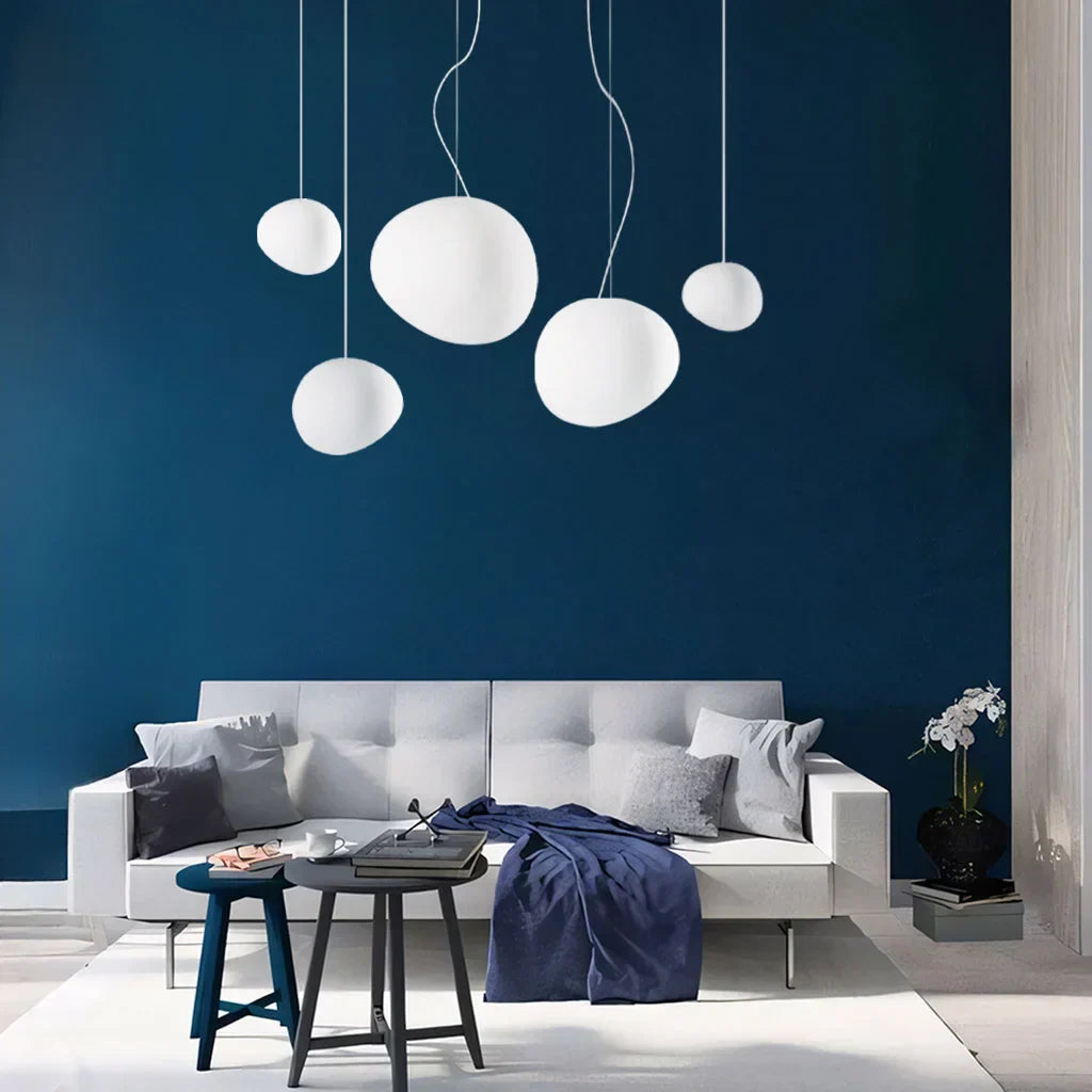 "Hvit pendellampe med minimalistisk design og frostet glass, ideell for stue og spisebord, gir varm atmosfære."