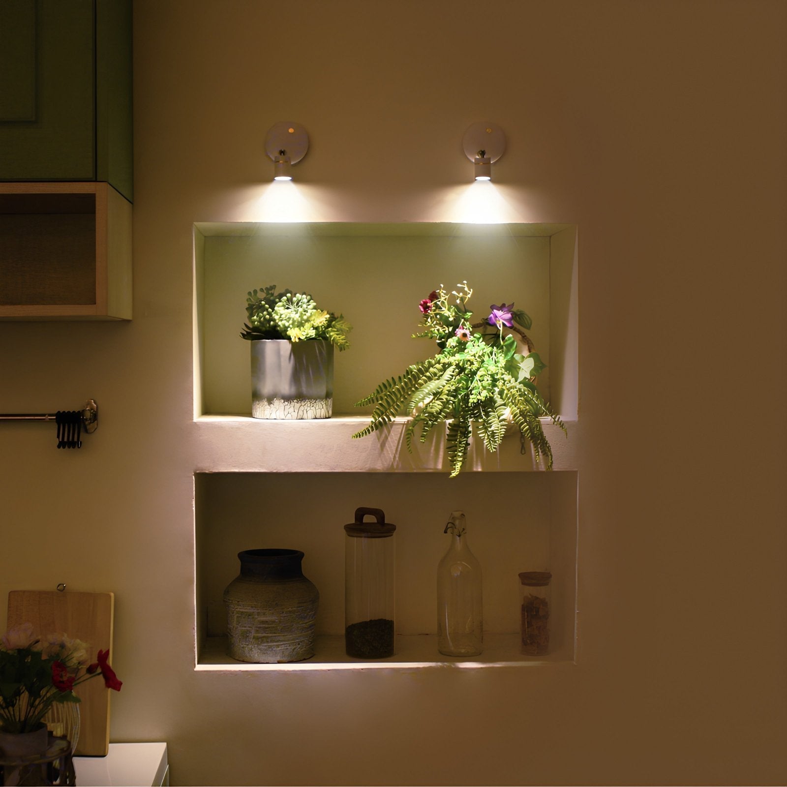 Diskret hvit trådløs LED-spotlight, minimalistisk design som passer moderne interiør.